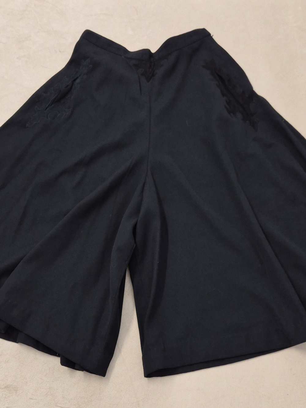 Boutique Women's Black Wide-Leg Shorts Culottes Skirt Sz 28 Embroidered Vtg